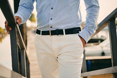 Was trägt man zu einer beigen Chino?