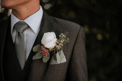 Warum tragen Männer eine Ansteckblume?