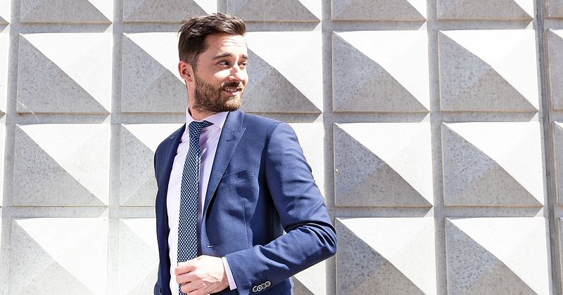 How to wear a blue suit