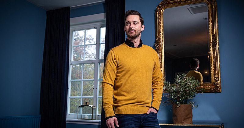 So trägst du einen Pullover über deinem Hemd